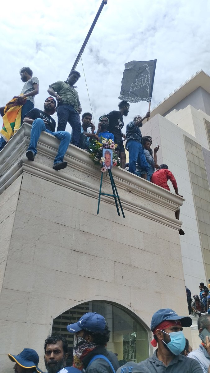 melanirgk's tweet photo. 9th July 2022 ❤️✊🏾

#Aragalaya #AragalayataJaya #2022 #OccupyColombo #ProtestLK https://t.co/stQEuBmEjR