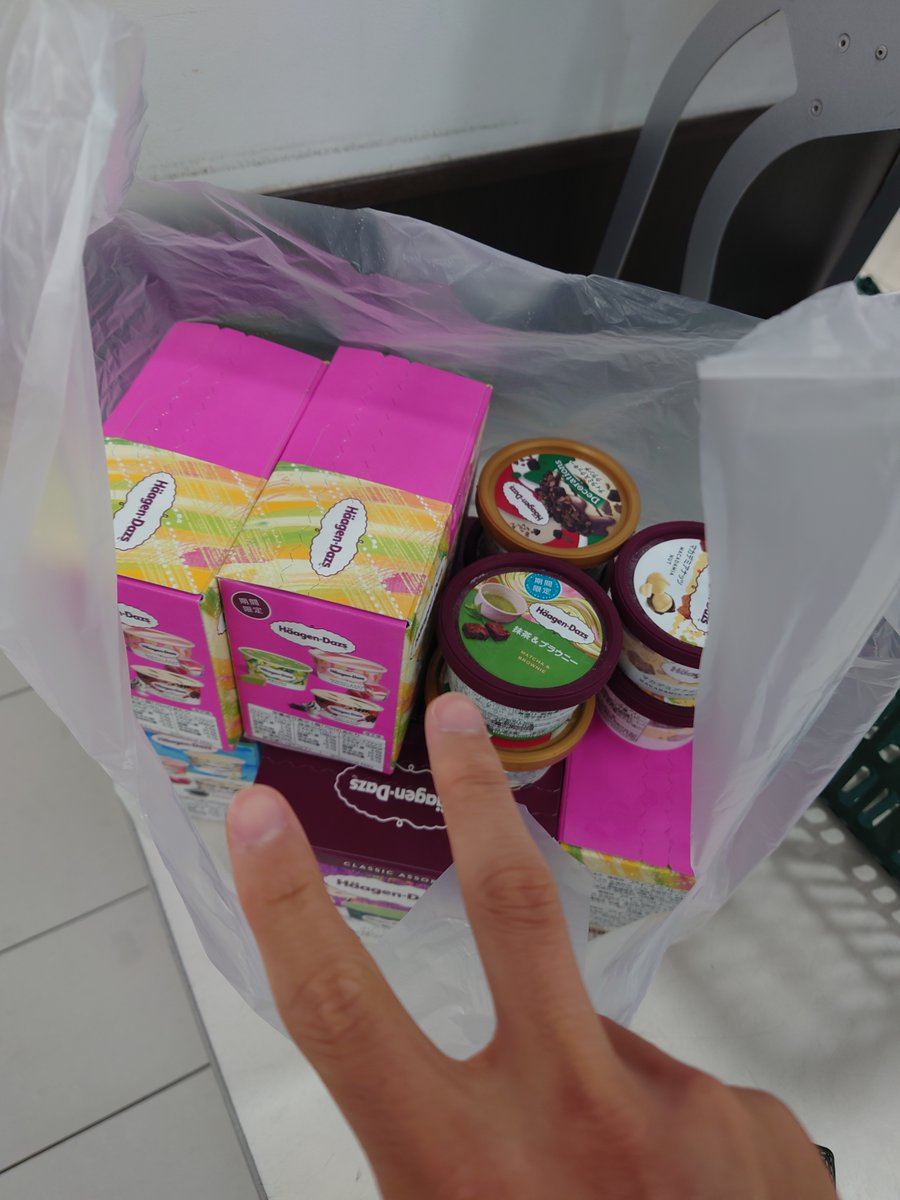 明日は研究室見学なので買い出しに行ってきました！アイスを用意してお待ちしています！