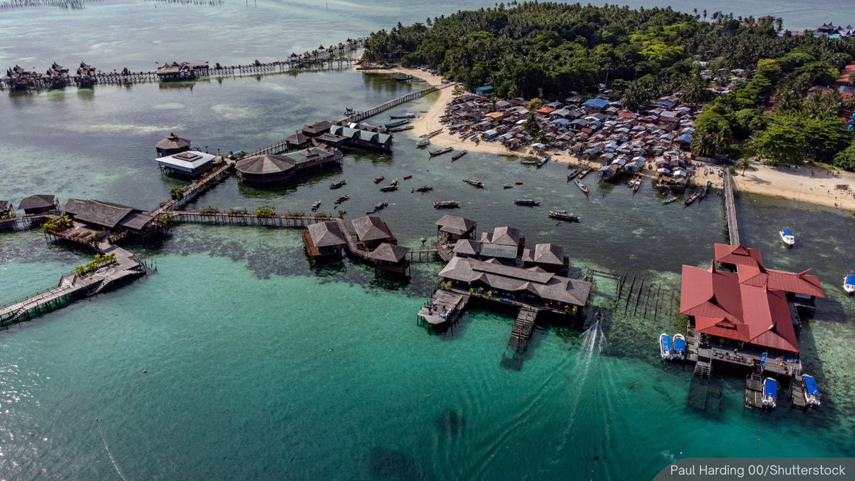 NewsBFM's tweet photo. Pulau Mabul residents, frustrated by their home being labelled a "dirty island," united in a major clean-up, clearing over 20,000 kg of waste.

Spanning 3 campaigns from March to July, the initiative involved over 1,000 island residents near Semporna in Sabah.

🧵1 https://t.co/4MmeYk7neT