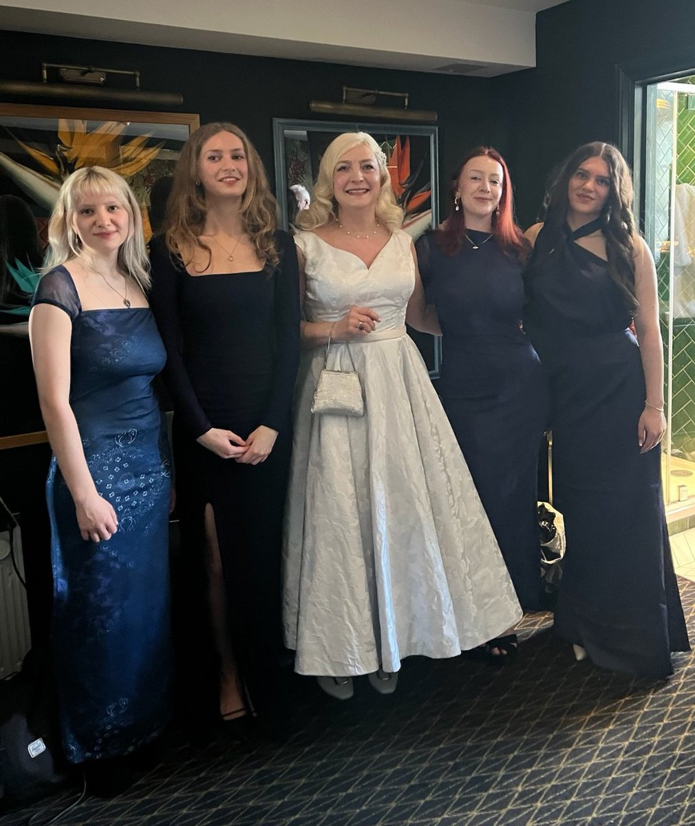 WHAMArtists's tweet photo. One of our fabulous summer brides and her bridal party
Hair &amp; makeup Wedding Hair and Makeup Artists https://t.co/MoVyYxDR7c