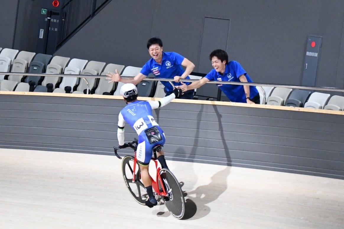 ksubicycle's tweet image. ケイリン
田村  1位

応援ありがとうございました。
矢萩がポイントレースで優勝、田村がケイリンで優勝することが出来ました。これからも精進してまいります。

写真提供: @alljapan1990      
                  京産大アスレチック

#wakos
#GNLab
#csdesignworks 
#yamatokogyo