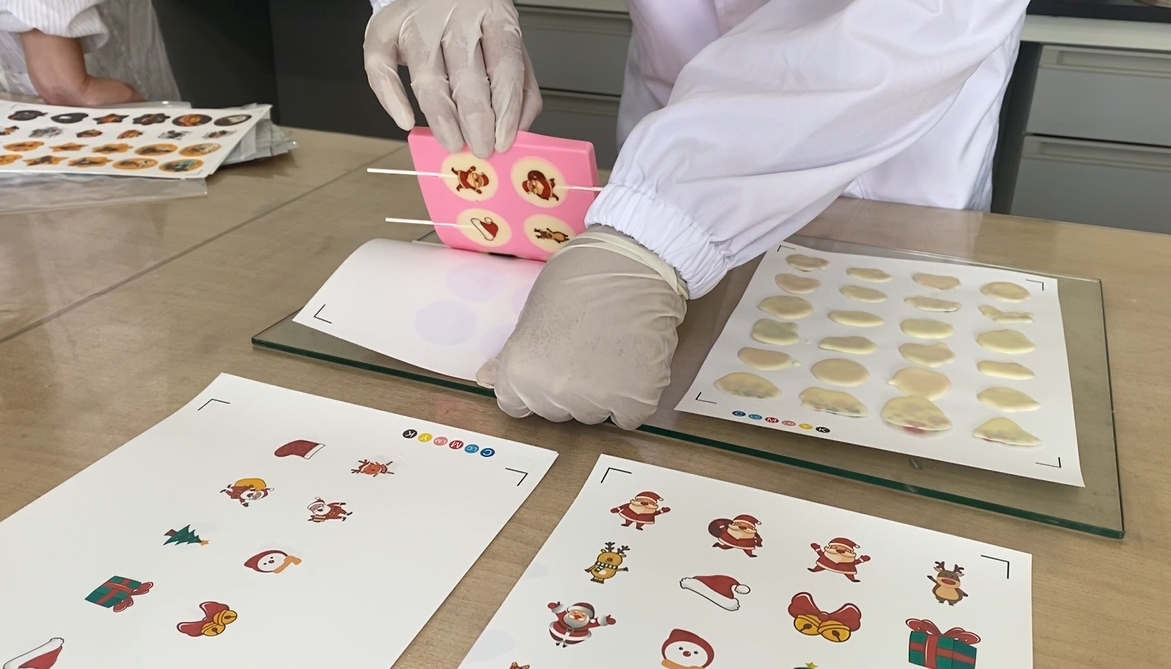 kornnacteam's tweet image. Once the chocolate is completely set, carefully peel off the chocolate. If there are #chocolate chips around the edges, lightly trim them with a knife.
#ediblepaper #edibleink #chocolatetransfersheet