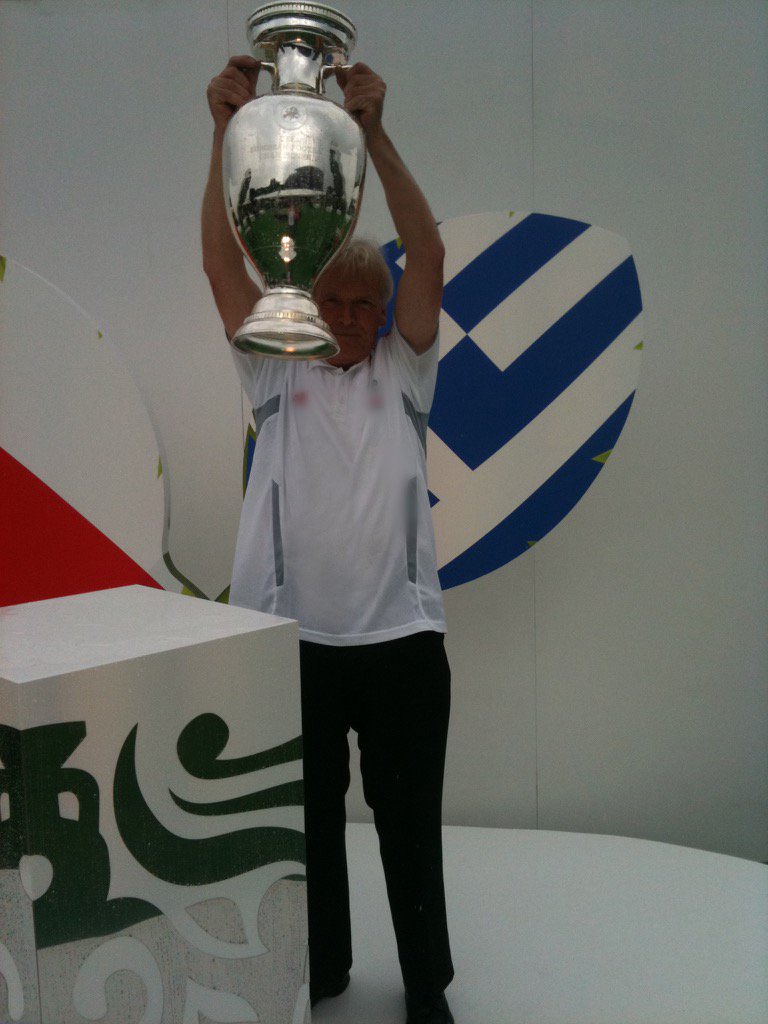 hallsworthd's tweet photo. @HisenseGlobal Bellingham’s last minute overhead kick for England. Unbelievable!

This is a photo of my father lifting the European Championship Trophy. Now we dream England can do the same. 🏴󠁧󠁢󠁥󠁮󠁧󠁿⚽️🏆

#euro2024 
#ShareYourUefaMemories
#HisenseTVGlobalNo2
#HisenseNeverSettleForNo2Globally https://t.co/dr5ONVkz6d