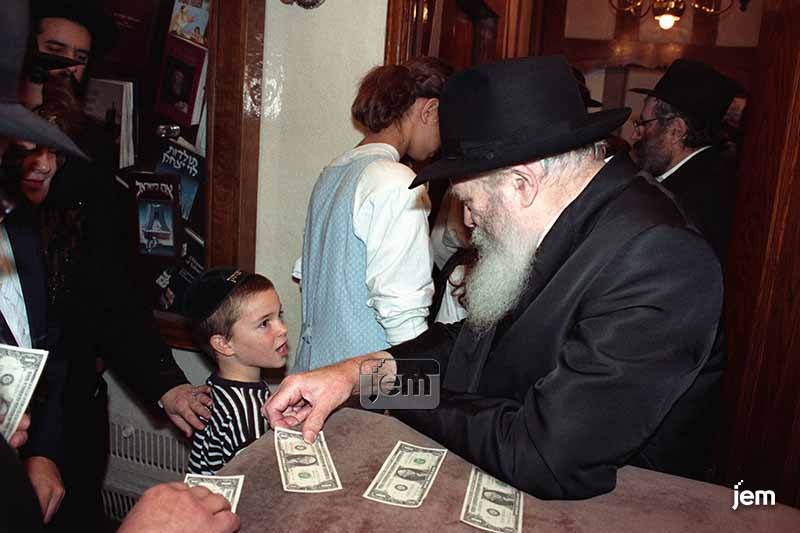 BingRabbi's tweet photo. @jacklanger Thanks to @JEMediaOrg new face recognition feature, found these three new photos I didn't know existed!

Filled with GRATITUDE to Hashem (&amp; my folks, the facilitators) for these memorable &amp; powerful moments, and a sense of EMPOWERMENT to perpetuate #theRebbe's message further https://t.co/vyIbfX1yTf