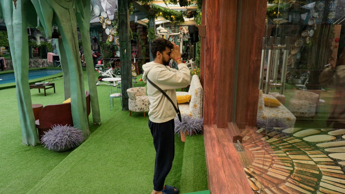 BiggBoss_Tak's tweet photo. 🚨 BREAKING! #LovekeshKataria is safe!

Retweet 🔃 If Happy!! 🤩

The audience results are in, and Lovekesh has emerged victorious! He's safe and returning to the house, where he's greeted with cheers and applause. Grateful for the moment, Lovekesh takes the time to thank each and every person who supported him.