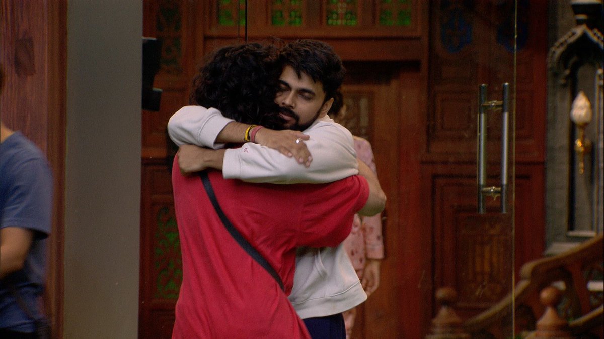 🚨 BREAKING! #LovekeshKataria is safe!

Retweet 🔃 If Happy!! 🤩

The audience results are in, and Lovekesh has emerged victorious! He's safe and returning to the house, where he's greeted with cheers and applause. Grateful for the moment, Lovekesh takes the time to thank each