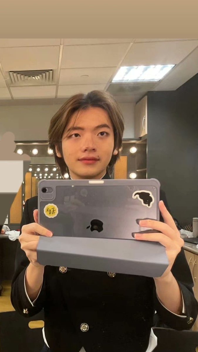 izzaula's tweet image. Bro #sandy bias gw seokjin bts garis kerazz tp liat foto axel yg ini hati gw bergetar 😭😭 bilangin ke axel banyakin selca dia yg ga pake kacamata 💔💣💥