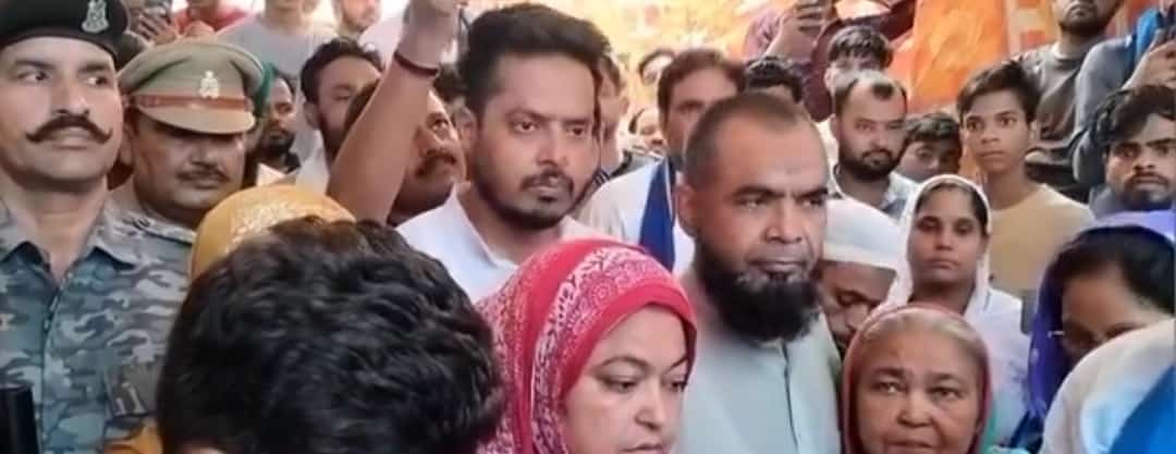 ItsKhan_Saba's tweet photo. #Aligarh: Chandrashekhar Azad, MP and chief of the Azad Samaj Party met with the bereaved family of #Fareed alias #Aurangzeb who was mob lynched fortnight ago in #Mamubhanja area of #Aligarh on suspicion of theft. Azad was on his way to meet #Hathras victim's.
Fareed's family members conveyed 22 bones of his body were broken and despite having the entire incidence captured in CCTV camera and people named in FIR, half of his murderes are roaming freely.
Azad said it is a "travesty of justice" the culprits are roaming freely and the deceased, along with half a dozen family members, have been charged with dacoity.
That's the condition of law and order in Uttar Pradesh.