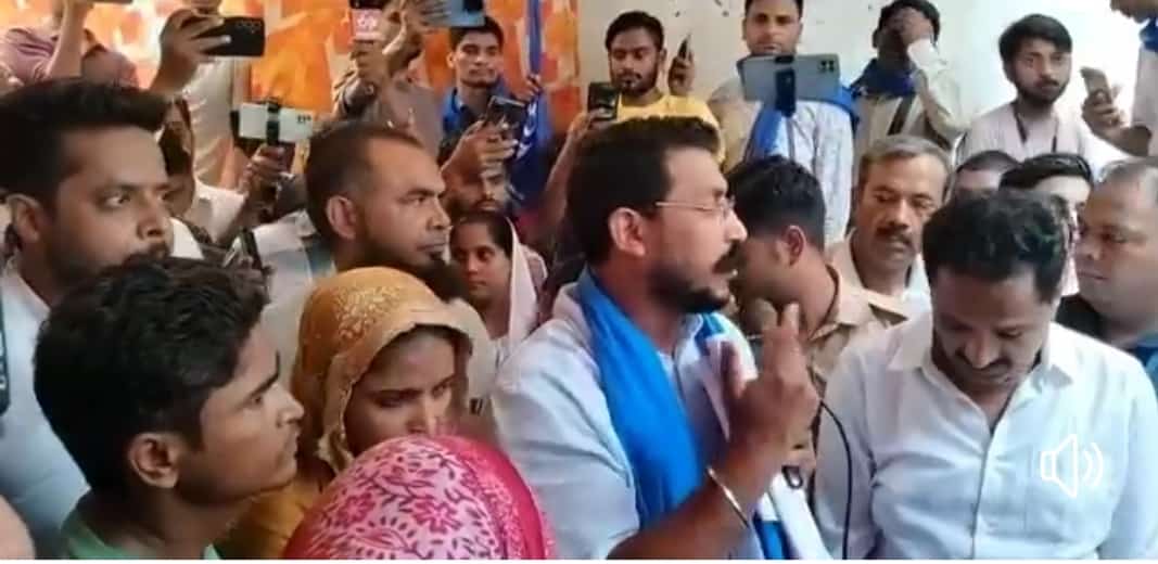 ItsKhan_Saba's tweet photo. #Aligarh: Chandrashekhar Azad, MP and chief of the Azad Samaj Party met with the bereaved family of #Fareed alias #Aurangzeb who was mob lynched fortnight ago in #Mamubhanja area of #Aligarh on suspicion of theft. Azad was on his way to meet #Hathras victim's.
Fareed's family members conveyed 22 bones of his body were broken and despite having the entire incidence captured in CCTV camera and people named in FIR, half of his murderes are roaming freely.
Azad said it is a "travesty of justice" the culprits are roaming freely and the deceased, along with half a dozen family members, have been charged with dacoity.
That's the condition of law and order in Uttar Pradesh.