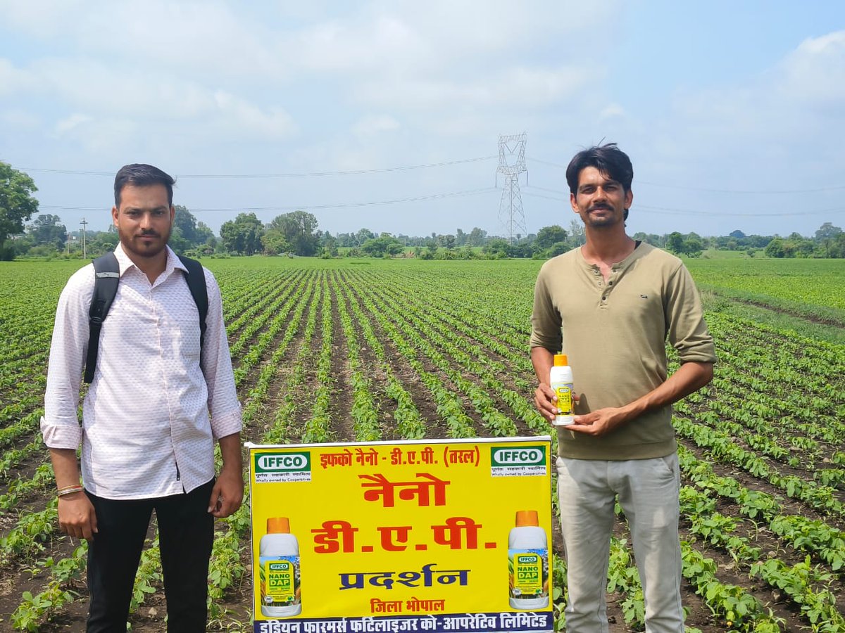 fo_bhopal's tweet photo. नैनो उर्वरक संवर्धन महाभियान के तहत जिला भोपाल के भैंसोदा गांव में #नैनोडीएपी से सोयाबीन बीज को उपचारित कर बुबाई की गई है जिसके बहुत अच्छे परिणाम प्राप्त हुए हैं। @IFFCO_MP @iffcoyogendra @RajneeshPandey5 @TarunenduSingh https://t.co/dBUz1aMg9H