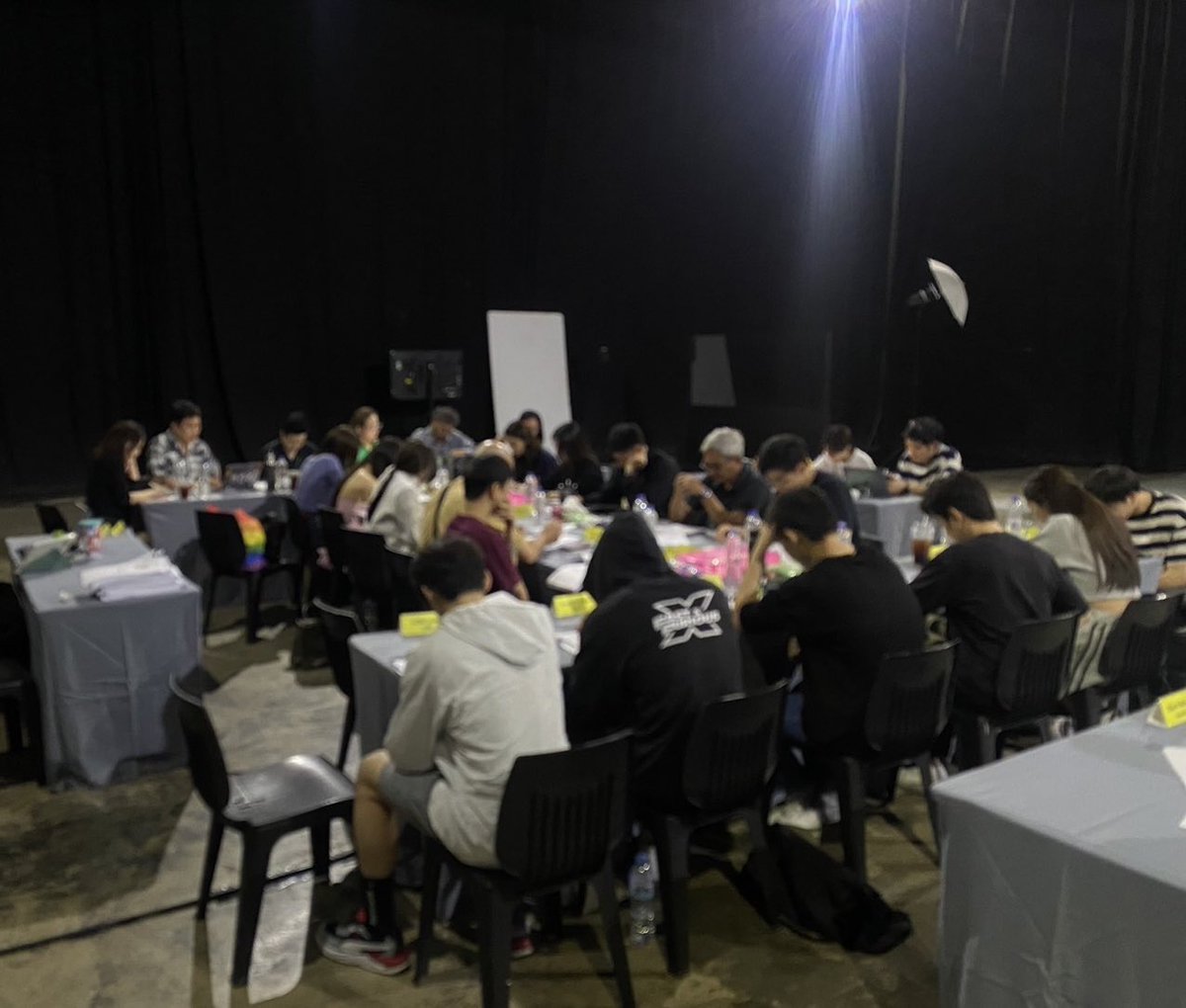 แอบมอง #ซีรีส์หยดฝนกลิ่นสนิม อยู่นะจ๊ะ  นักแสดงของเรากำลัง “Read Through” กันอย่างเข้มข้นมีนักแสดงท่านไหนกันบ้างน้าดูออกกันไหม 🫣🫣
.
#PetrichorTheSeries