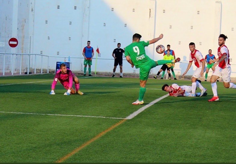 alejandro_tari's tweet photo. Llego el momento de decir adiós.. Tras más de 6 años de continuas lesiones y dos operaciones… donde lo he intentado de todas las formas posibles… siento que ha llegado el momento de parar y buscar nuevas metas… Atrás dejo años de frustración, años muy complicados… pero + https://t.co/wRZqpFf2hE