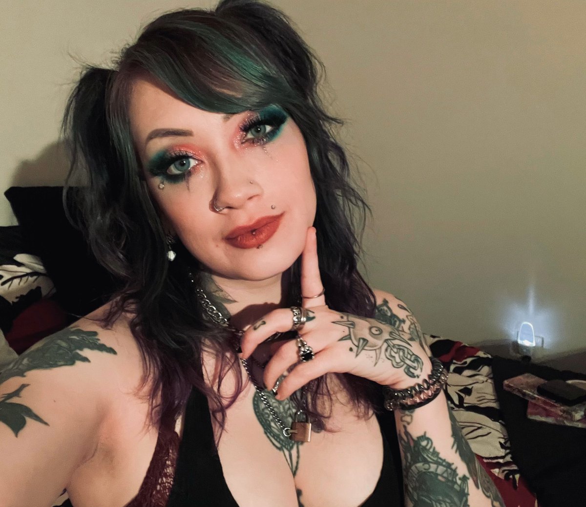 VioletReignCB's tweet photo. HAIII! I’m on @chaturbate for a lil bit :) Come say hai!! Also, plz tell me your best Snapple cap fact. TYSM🖤✨ https://t.co/O32eBxprGm https://t.co/QTgED1t7Uu