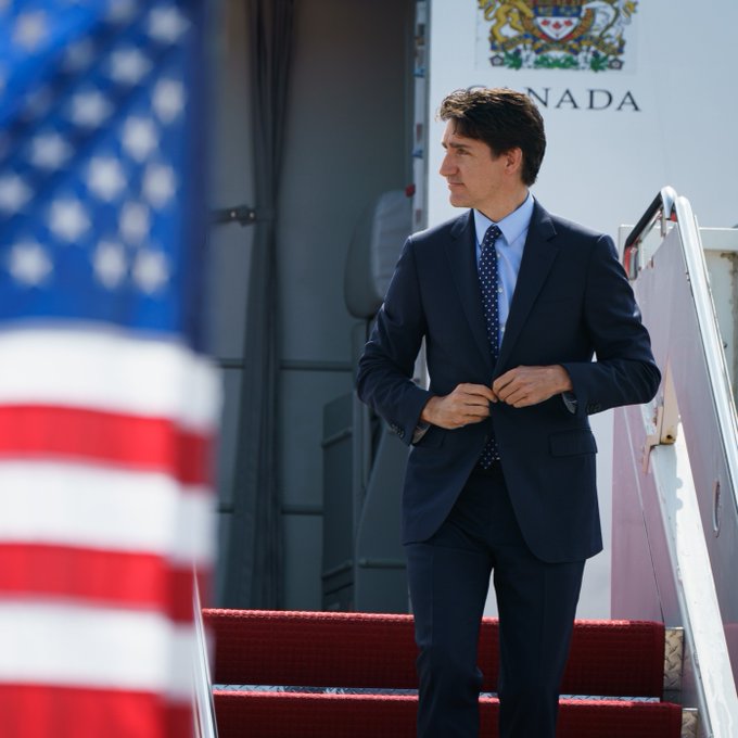 canadiancynic's tweet photo. JUXTAPOSE! https://t.co/109NrBHfN7