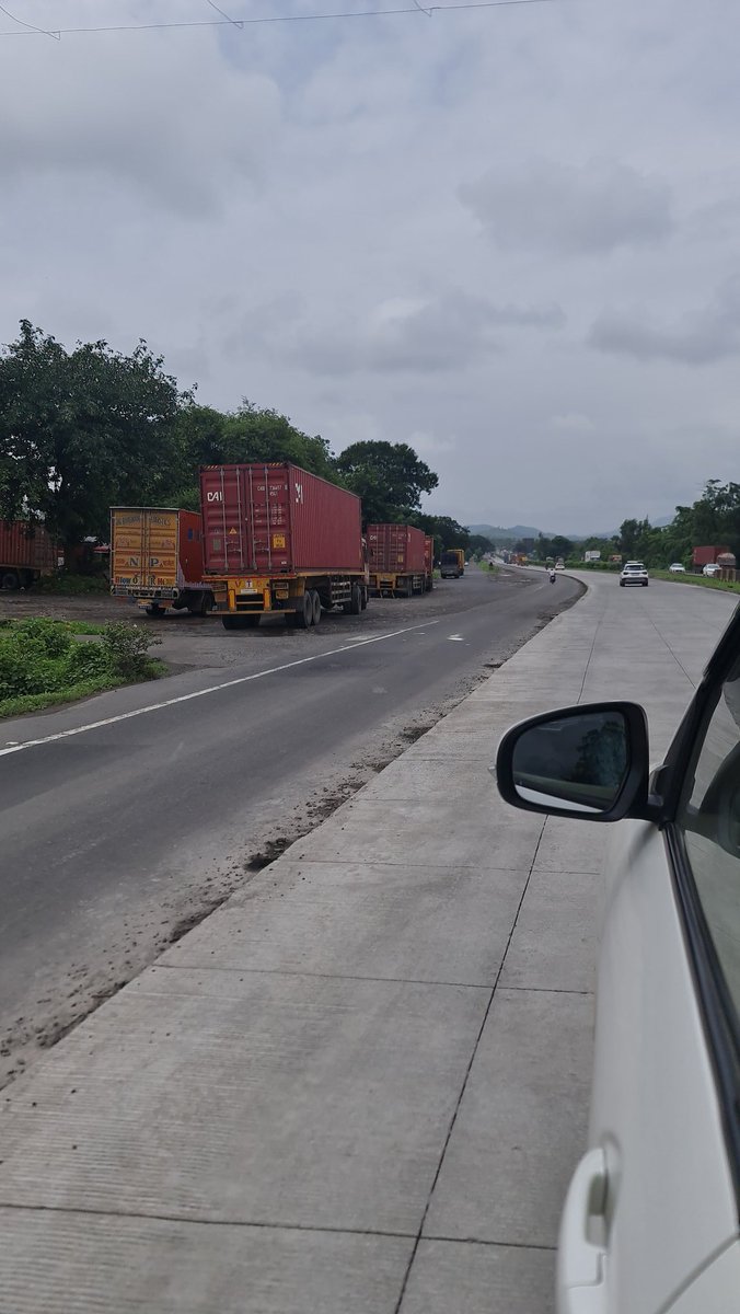 akhildes's tweet photo. @nitin_gadkari @Lal_Duhoma @nitin_gadkari sir, while the progress is sincerely appreciated &amp; thanks to you but it shouldn't be over innocent lives. Check this callousness &amp; irresponsibility of contractors: No barriers or warning signs on NH8 (Charoti) as uneven roads leading to accidents in night, Pls help https://t.co/2jk3Ip7tzg