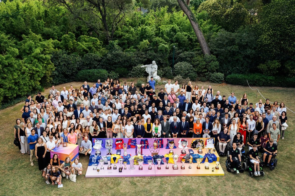 🏆 El <a href="/govern/">Govern de Catalunya</a> ha reconegut el <a href="/ClubJunior1917/">Club Junior</a> i el <a href="/rugbysantcugat/">Rugby Sant Cugat</a> !

🔗 tuit.cat/8QTw7 .

#SantCugat <a href="/mimabo58/">Miquel Martinez Borda</a> <a href="/salaricu/">Albert Salarich</a> <a href="/SalvadorFontRE/">Salvador Font</a> <a href="/jmunozmartin/">jordi muñoz martin 🎗️ 🇧🇪</a> @migspm <a href="/caso_5/">albert casorrán</a> <a href="/MarcPerellon29/">MarcPere</a> <a href="/gigioliva23/">georgina oliva</a> <a href="/anna_caula/">Anna Caula</a> <a href="/LauraVilagra/">Laura Vilagrà Pons</a> <a href="/AleixVillatoro/">Aleix Villatoro</a> <a href="/MarchClaret/">Josep March Claret</a> <a href="/gencat/">Generalitat de Catalunya</a> <a href="/esportcat/">Esports</a>