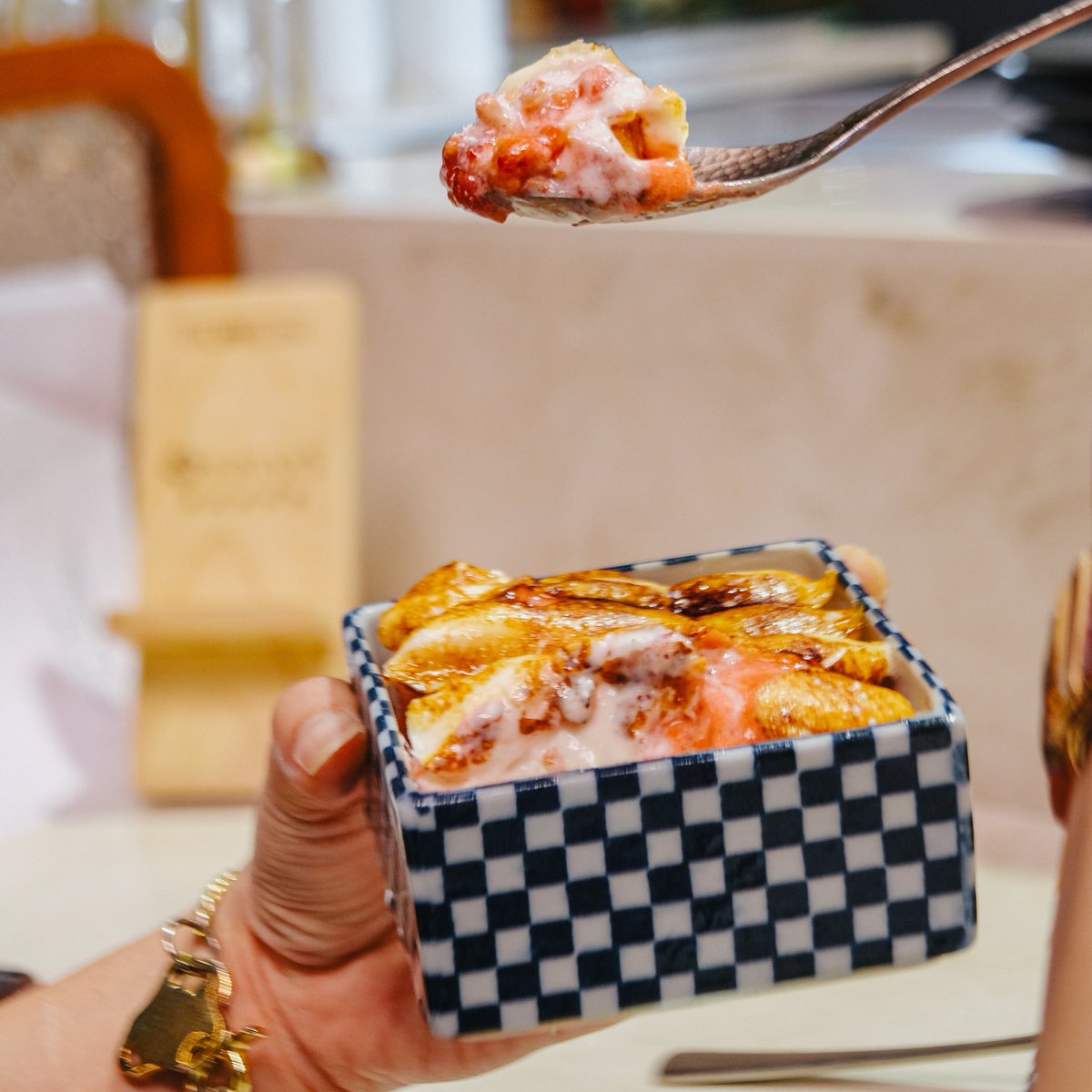 ไม่ต้องไปทานไกลถึงญี่ปุ่น Kagurazaka Saryo เปิดสาขาแรกที่ไทย เซ็นทรัลลาดพร้าว ชั้น 4เมนูรังสรรค์จากเชฟญี่ปุ่น ทำเมนูอาหารหารทั้งของคาวของหวานออกมาได้แบบอร่อยปังมาก โดยเฉพาะเมนูแกงกะหรี่มัทฉะ หมูนุ่มลิ้น ของหวานก็โดนใจ ทานคู่กับชาร้อนยิ่งเข้ากั๊นเข้ากัน 
<a href="/Kin24hrs/">กิน24ชั่วโมง</a> 

#รีวิวคาเฟ่