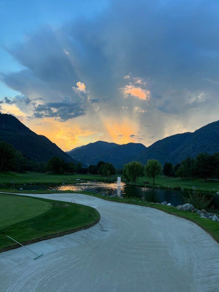 Un tramonto magico sul nostro campo, catturato dal nostro socio Daniel Schnyder. La luce dorata dipinge il cielo mentre il sole si nasconde dietro le montagne. Momenti come questi ci ricordano la bellezza della natura e la fortuna di poter godere di spettacoli così mozzafiato.
