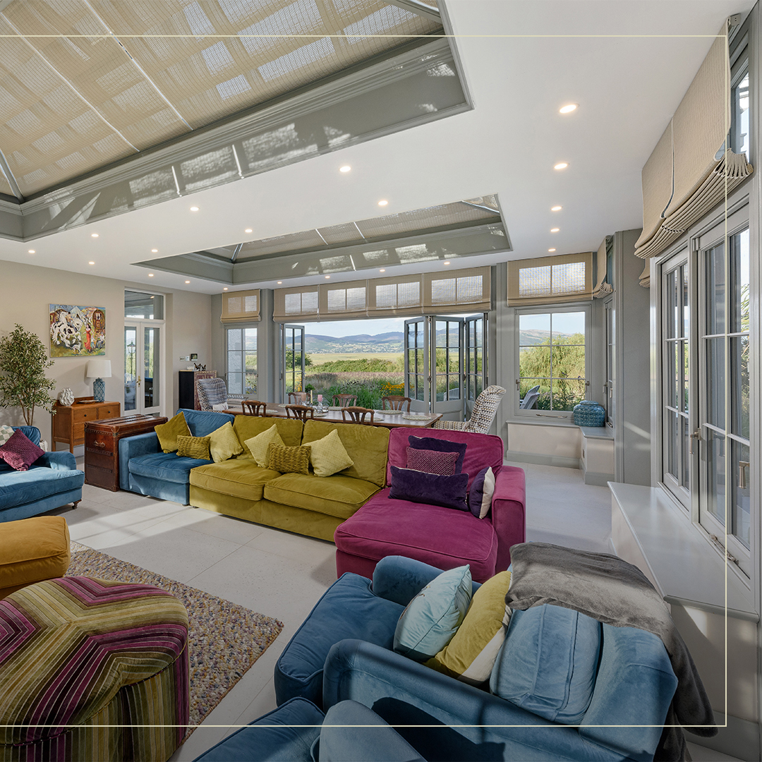 Looks good doesn't it? Conservatory by @hamptonconservatories, French Pinoleum Blinds by Grants.

#windowtreatments #newbuild #blinds #pinoleum #roofglazing #skylights #skylightshades