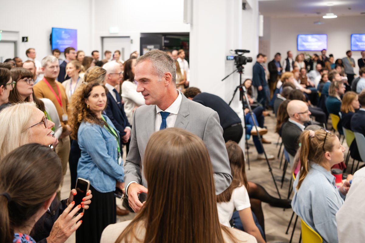SciTechgovuk's tweet photo. Secretary of State @peterkyle met staff to set out his priorities for the Department:

✅accelerate growth through science and R&amp;D
✅ensure tech is safely developed and deployed for good
✅drive a digital govt that gives citizens a more satisfying experience and their time back https://t.co/f1ZmcO1OEq