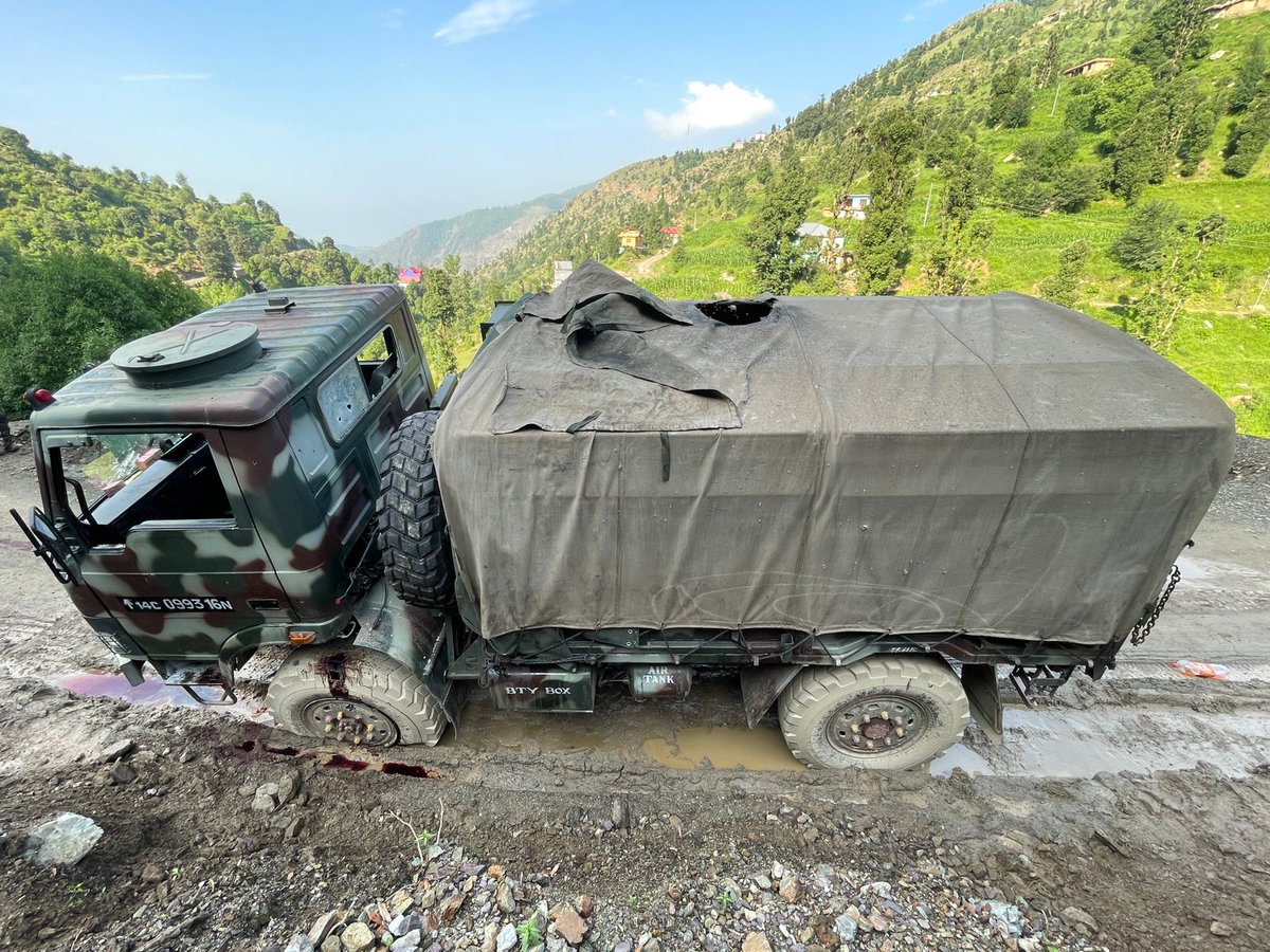 m_nazki's tweet image. Terrorists fired on #IndianArmy truck ,Terrorist hv got support from #OGWs and after getting info they ambushed our jawan.5
#IndianArmy jawan including JCO attained #Veergati and5 injured in #KathuaTerroristAttack.