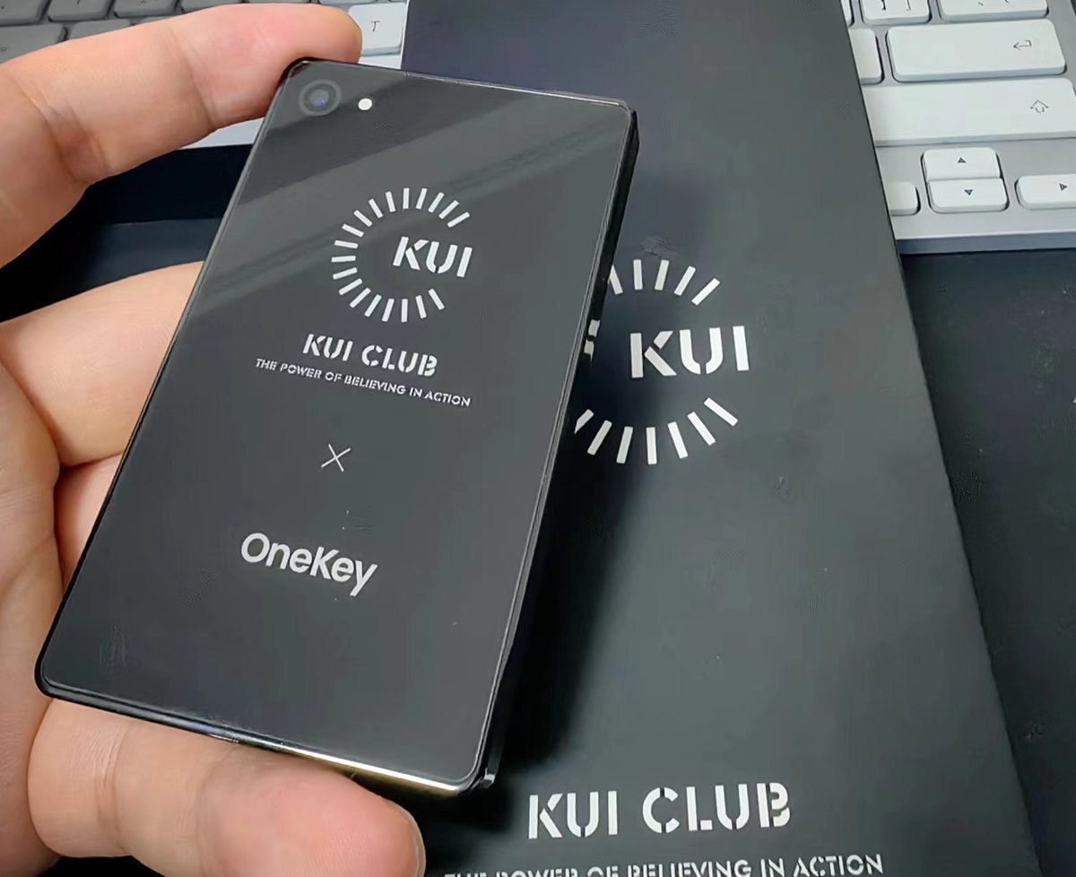 最高端的产品往往只需最简单的设计，简单的背后却是不简单。

OneKey Pro 搭载4颗国际认证的 EAL 6+安全芯片，提供前所未有的安全级别，QR扫码，指纹解锁，触屏体验，同类产品中最高配置，最高颜值。

抽1个亏友赠送OneKey