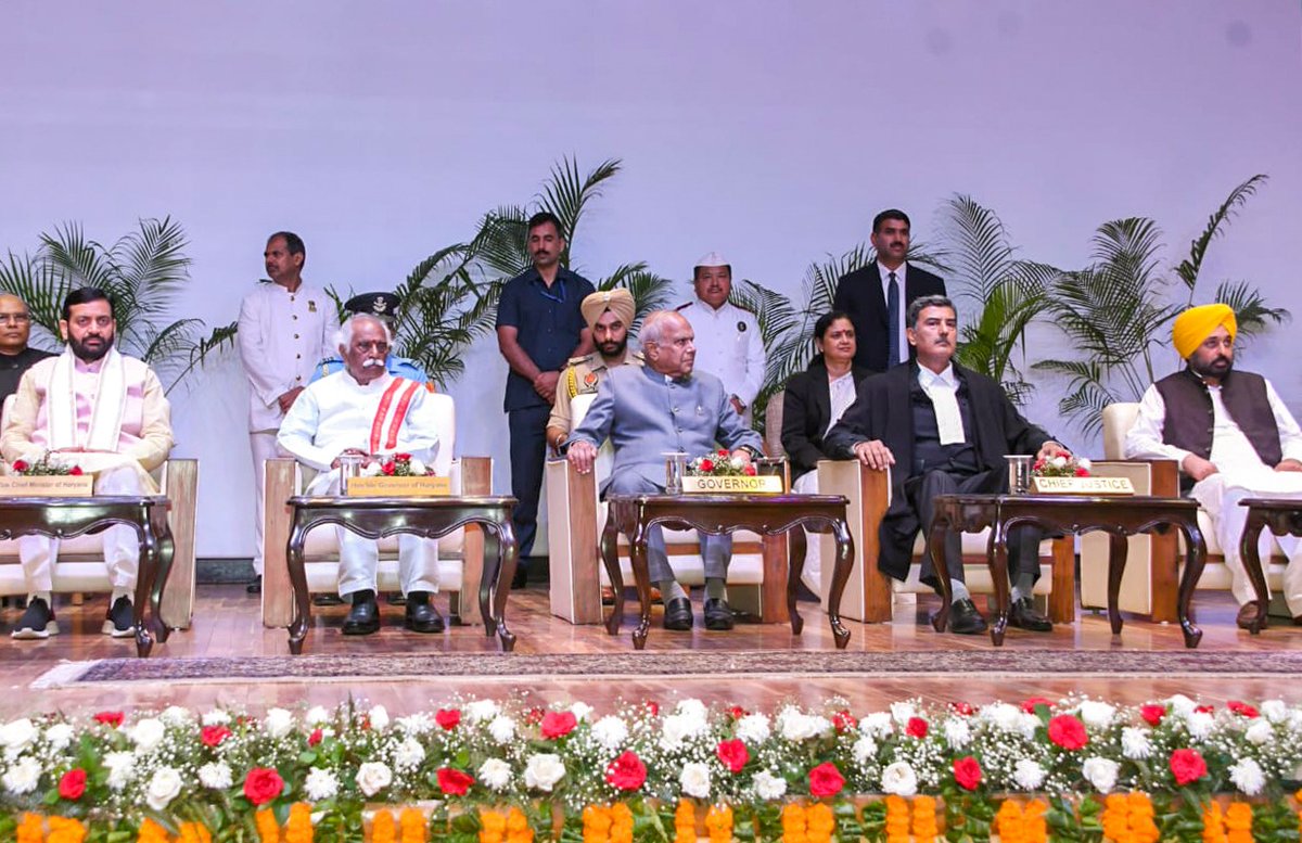 cmohry's tweet photo. आज पंजाब राजभवन में आयोजित 'पंजाब और हरियाणा हाई कोर्ट' के चीफ जस्टिस श्री शील नागू के शपथ ग्रहण समारोह में मुख्यमंत्री श्री @NayabSainiBJP सम्मिलित हुए। 

सीएम ने जस्टिस नागू का नव दायित्व के लिए अभिनंदन करते हुए हरियाणावासियों की एक लोक कल्याणकारी न्याय व्यवस्था की अपेक्षा प्रकट की एवं इस कार्यकाल हेतु बधाई भी दी।