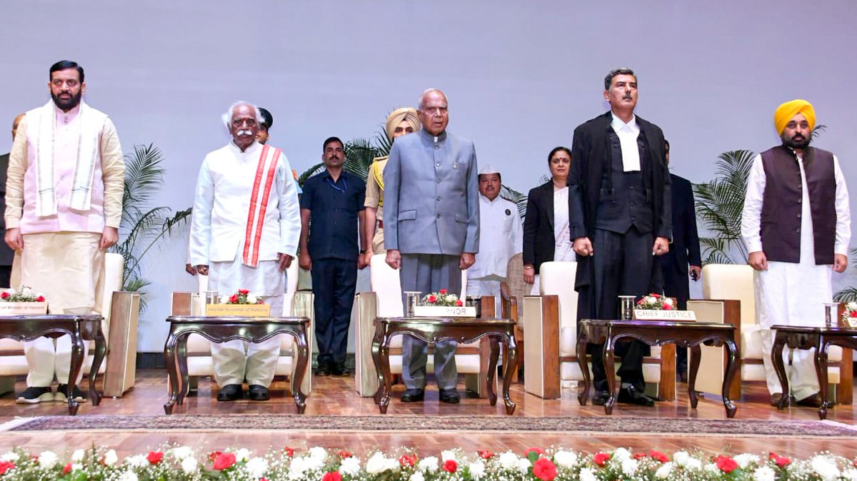 cmohry's tweet photo. आज पंजाब राजभवन में आयोजित 'पंजाब और हरियाणा हाई कोर्ट' के चीफ जस्टिस श्री शील नागू के शपथ ग्रहण समारोह में मुख्यमंत्री श्री @NayabSainiBJP सम्मिलित हुए। 

सीएम ने जस्टिस नागू का नव दायित्व के लिए अभिनंदन करते हुए हरियाणावासियों की एक लोक कल्याणकारी न्याय व्यवस्था की अपेक्षा प्रकट की एवं इस कार्यकाल हेतु बधाई भी दी।