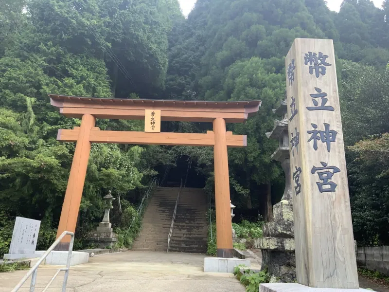 toyo1126Q17's tweet photo. この五色人が世界へと旅立つために集まった場所が、現在の熊本県山都町に存在する日本で最も古い神社、「幣立神宮」と言われています。

日本で唯一、「大宇宙大和神 (オオトノチオオカミ)」という世界の創造神が祀られている神社になります。
現在ではパワースポットとして有名な場所のようです。 https://t.co/u3mcEyKBBv