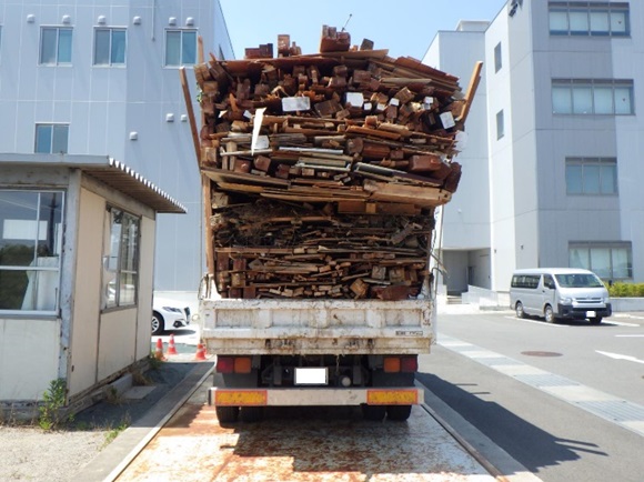 spp_koutusoumu's tweet photo. 【高速道路交通警察隊からのお知らせ】　
 積荷の積載方法、過積載に注意！
 落下や重大事故の原因につながる可能性があります
 ルールを守って安全運転を！
 重点取締り実施中！！！ https://t.co/DlgkBzRjvP
