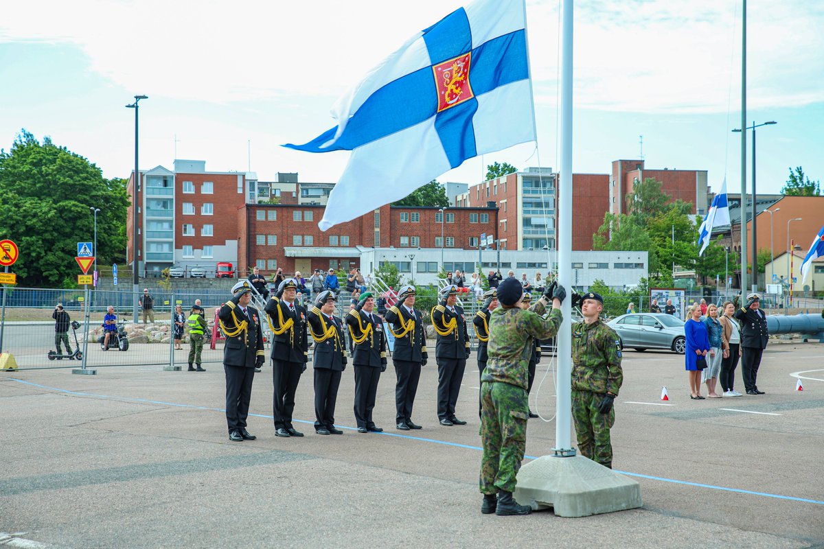 Merivoimien vuosipäivän aamu alkoi juhlallisella lipunnostolla Kotkassa, kun lippu nousi salkoon Kantasatamassa sekä aluksilla. Tervetuloa seuraamaan päivän tapahtumia!
merivoimat.fi/tapahtumat/202…
#merivoimat #merivoimienvuosipäivä #vuosipäivä #navyfi #kotka