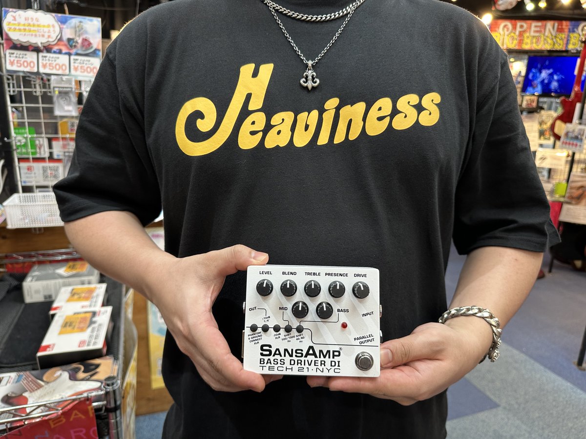 TECH21 SANSAMP BASS DRIVER DI
HEAVINESS、店頭にも入荷中‼️
付属の赤いプレートには
バンドロゴとREITAさんのサインが
印字されていますよ😍
実物、とてもカッコいいですよ💪
商品ページはこちら⬇️
bigboss.jp/store/products…