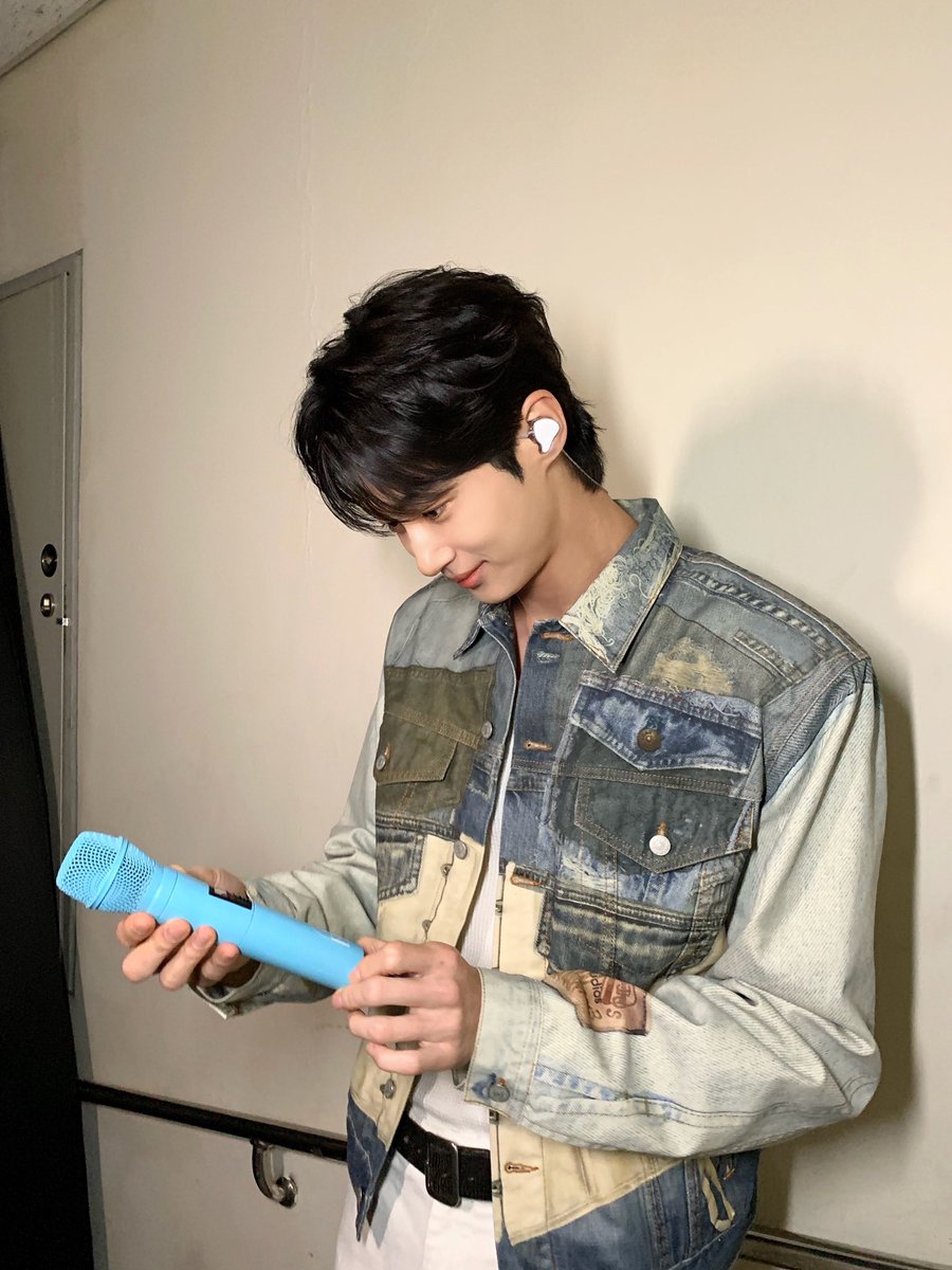 wooseok insisted to use the microphone given by the fans even though the sound team has prepared a mic with a better quality 🥹

from #ByeonWooSeok's fan meeting sound director:

“According to the fan meeting concept, there were two types of hand microphones. One microphone was