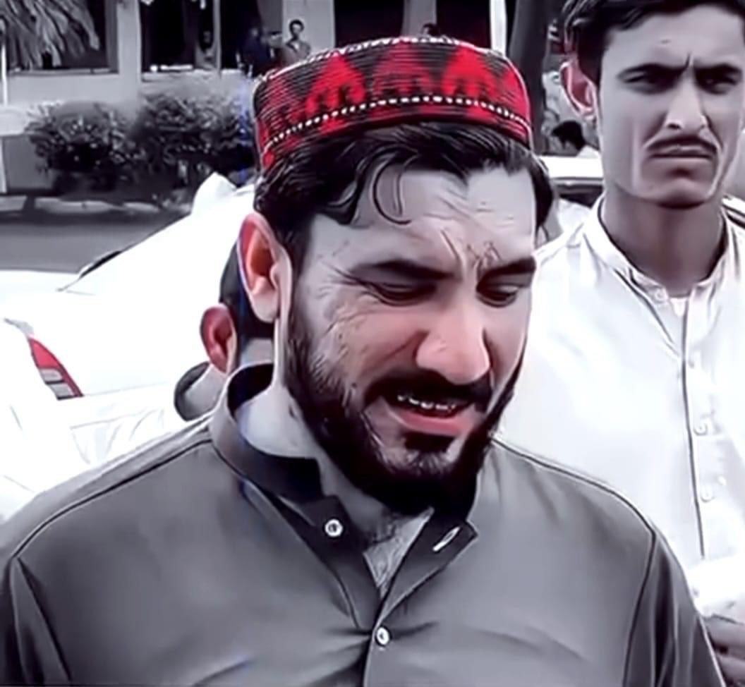 wali_hazra48669's tweet photo. گذشتہ دو دنوں سے پورے پشتون بیلٹ میں غم اور درد کی فضاء قائم ہے ــــ

 لیکن سب سے دردناک کیفیت اس بندے کی ہے جو اندر ہی اندر سے ٹوٹ رہا ہے 😭
#Mshr @ManzoorPashteen 
#EvacuateGilamanWazir2Germany https://t.co/V3LjPN4BMO