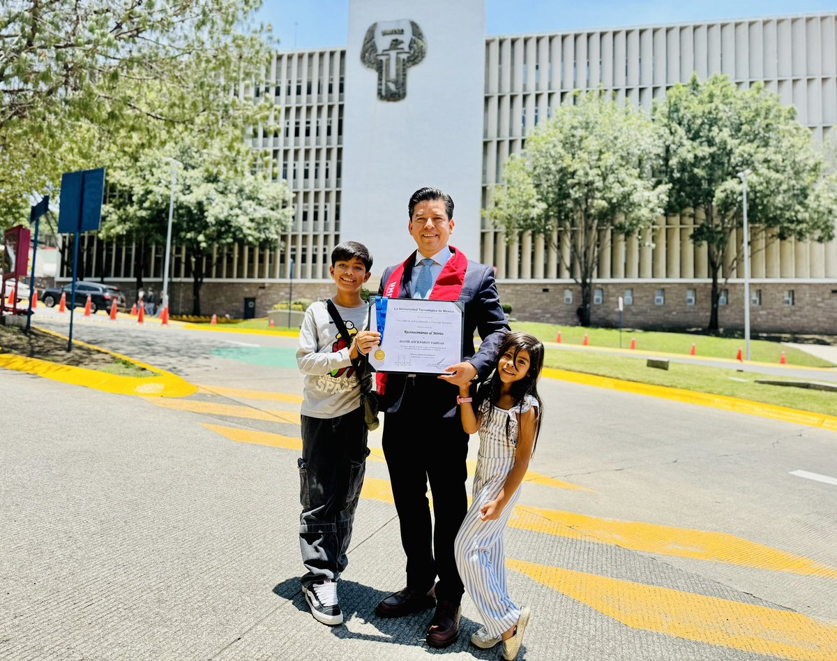 DavidAscension's tweet photo. @UNITECMX
 Concluyendo ciclos. Reconocimiento y Medalla al Mérito por mejor promedio de mi generación. Licenciatura en Derecho. https://t.co/v38aTyeD9i
