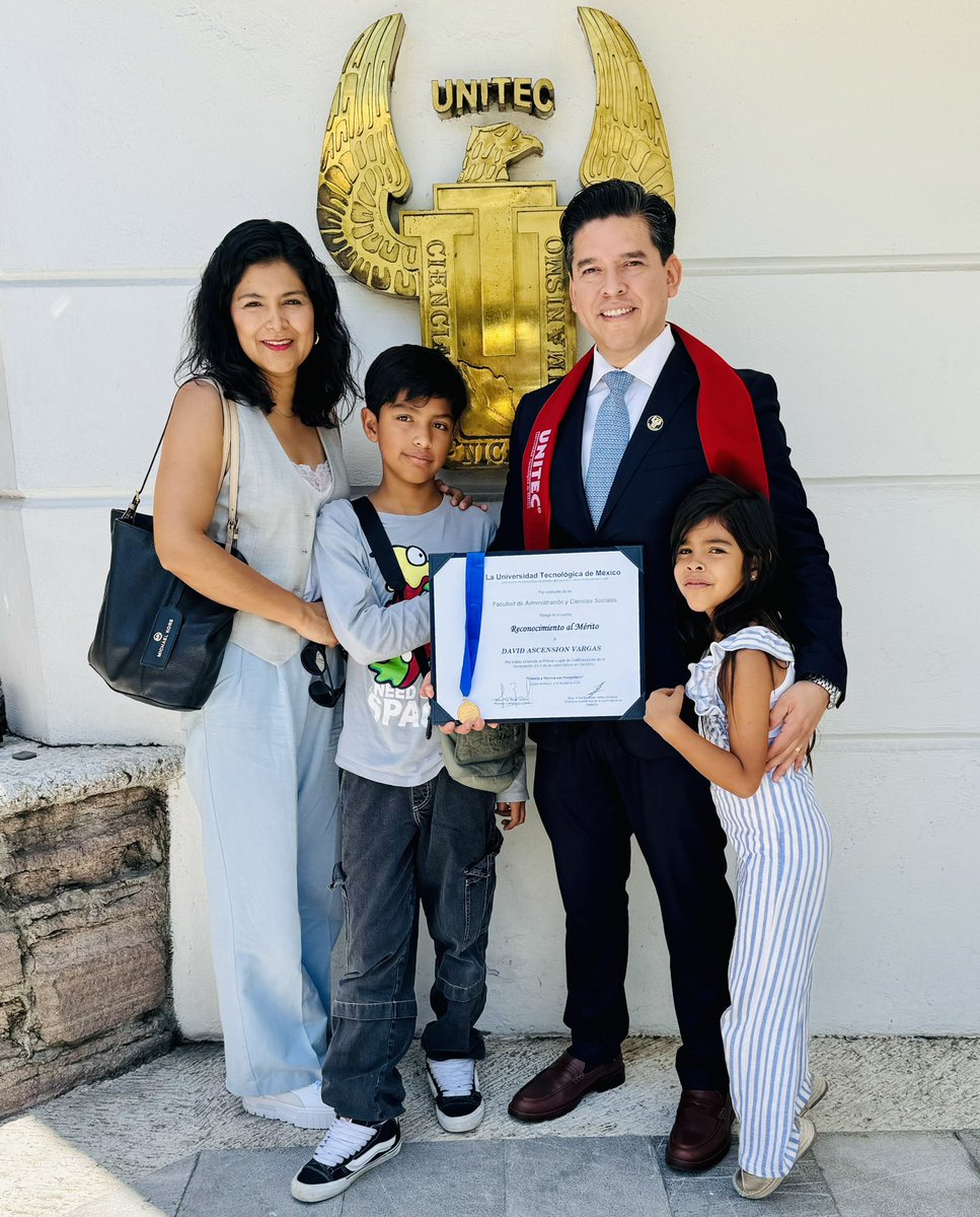 DavidAscension's tweet photo. @UNITECMX
 Concluyendo ciclos. Reconocimiento y Medalla al Mérito por mejor promedio de mi generación. Licenciatura en Derecho. https://t.co/v38aTyeD9i