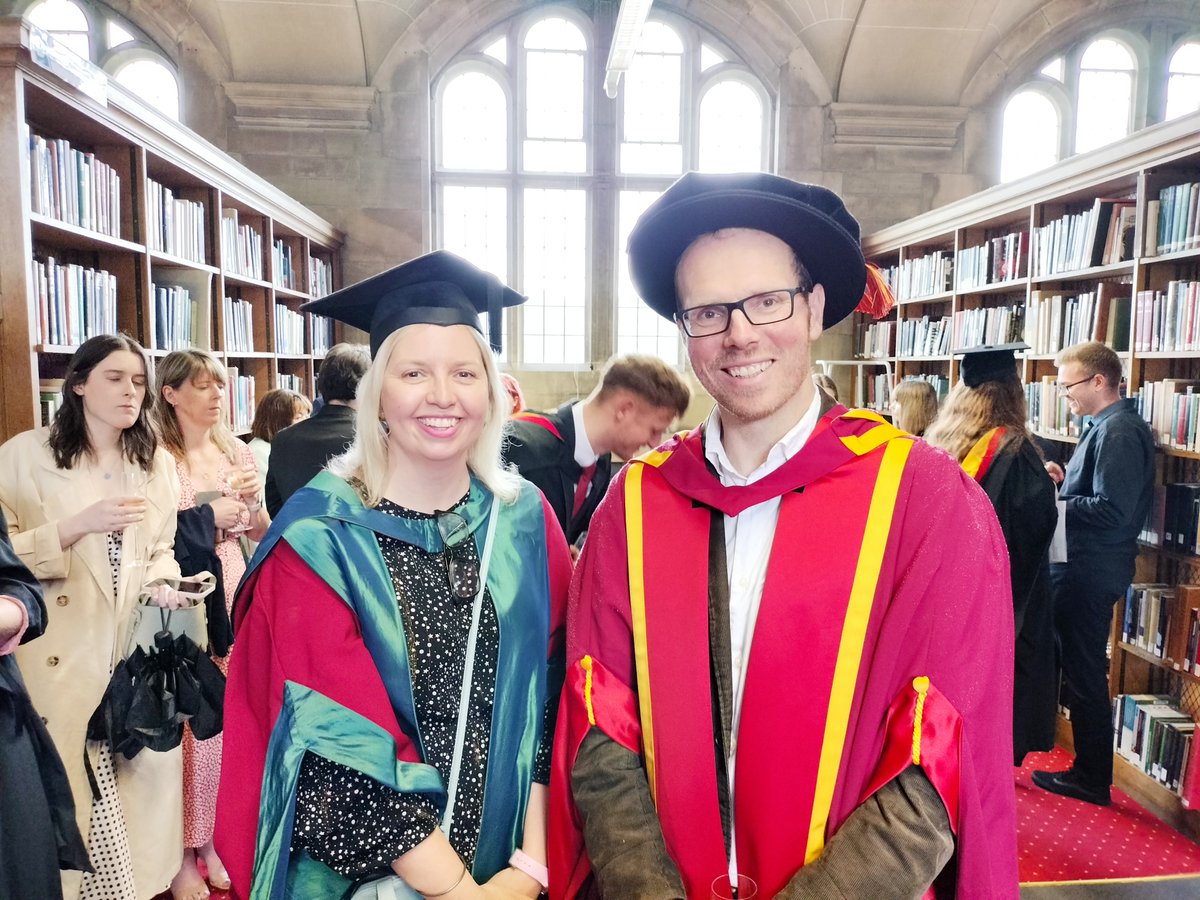 Llongyfarchiadau enfawr i'n graddedigion heddiw! Mor falch ohonoch! <a href="/prifysgolbangor/">Prifysgol Bangor</a> 

Huge congratulations to our graduates today! We're so proud of you! <a href="/BangorUni/">Bangor University</a>