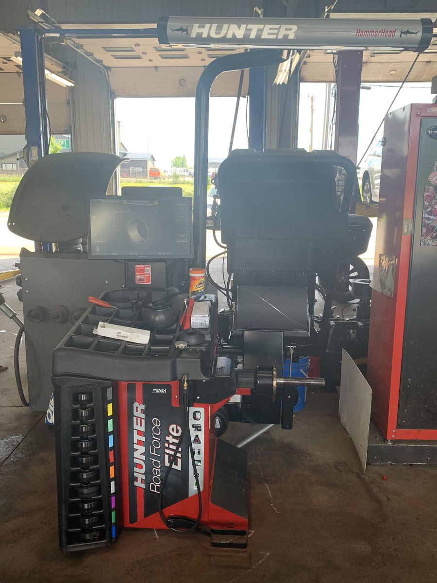 AmscSolutions's tweet photo. Congratulations!….and a huge thank you to Jeff Hall, his daughter Savannah Hall and their General Manager Jeremy Bennett of Midas eastern Ontario. #wechoosehunter #roadforce #roadforceelite #balancer #amscsolutionsinc https://t.co/XCPkEHbTI7