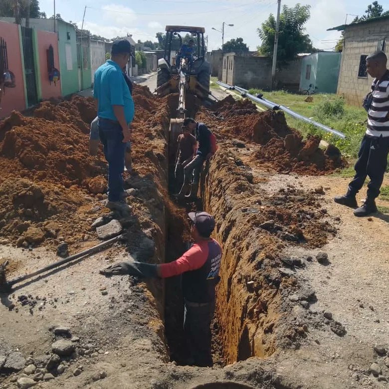 #Entérate💦| La fuerza trabajadora del <a href="/aguasdeyaracuy/">Aguas de Yaracuy</a> junto a la alcaldía <a href="/InfoYaritagua/">Alcaldía Bolivariana de Peña</a> inició la reconstrucción de 42 metros lineales del colector de 8 pulgadas de aguas servidas en la comunidad Ali Primera del mcpio. Peña. Seguimos avanzando y vamos por más <a href="/NicolasMaduro/">Nicolás Maduro</a>