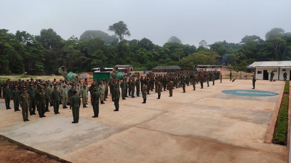 hljohan's tweet photo. El hombre superior es el que siempre es fiel a la esperanza; no perseverar es de cobardes”.
Nuestras tropas de Capital mantienen su voluntad de vencer en instrucción permanente en la Zodi Guayana Esequiba. https://t.co/pbAgJdu7cj