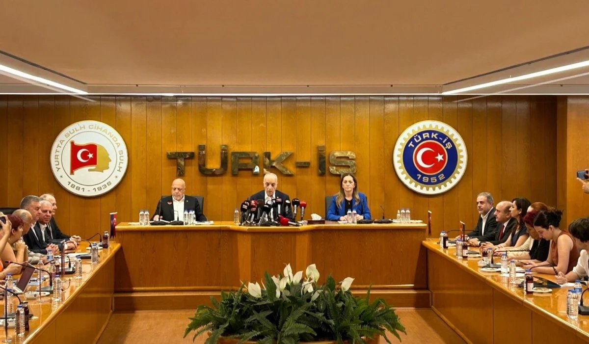 yirmiucderece's tweet photo. ➖ Asgari ücret insan onuruna yaraşıyor mu?

TÜRK-İŞ, HAK-İŞ ve DİSK'ten ortak çağrı: 

"17 bin lirayla bırakın bir ayı bir hafta geçinme şansınız yok" https://t.co/BMXG4spXID