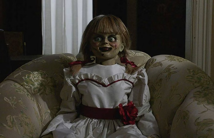 poptime's tweet photo. 🚨 MEU DEUS! A boneca da Annabelle e diversos outros itens originais de filmes icônicos da Warner Bros. foram completamente QUEIMADOS durante incêndio da Casa Warner, no Rio de Janeiro.

Não sobrou absolutamente NADA. https://t.co/Er4giGWIZf