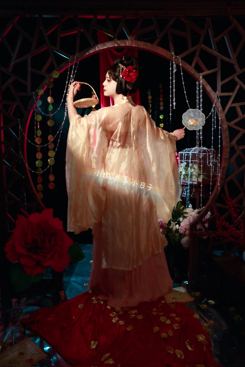 小母狗的汉服来咯，有想好怎么羞辱咱了嘛，不要吝惜你的文字哦 ＃汉服 ＃伪娘 ＃羞辱