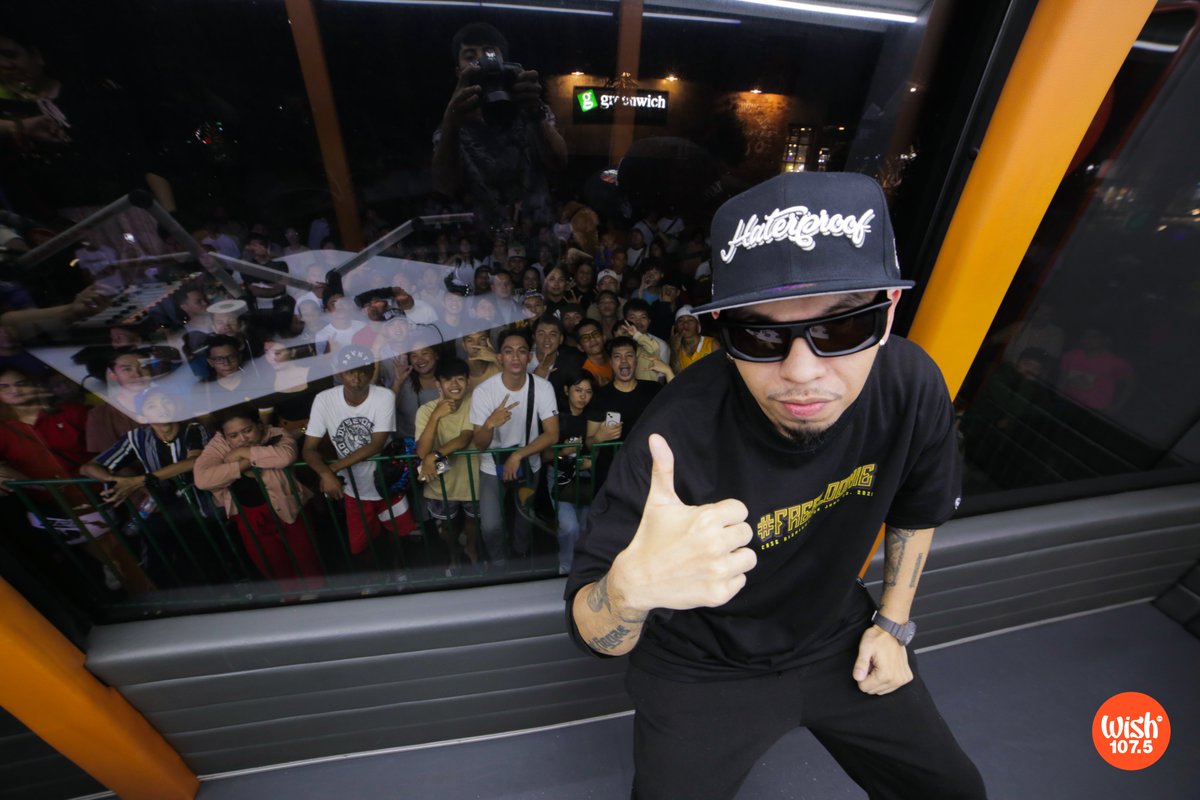Hip-hop act <a href="/Loonieversal/">Loonie</a> returned to the Wish Bus and performed his original track, "Tugmang Preso," from his "Meron Na" album.