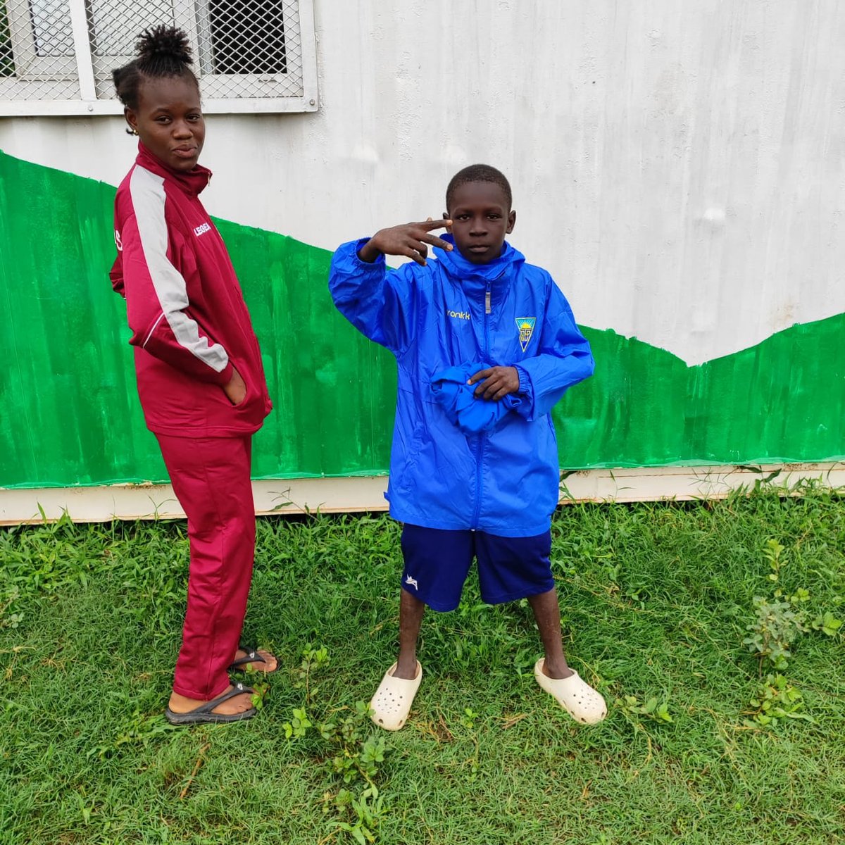 SBetsenAcademy's tweet photo. Opération relooking à la #SBAMali ! 😎
Pour féliciter nos enfants pour leurs bonnes notes cette année scolaire, de beaux survêtements leur ont été distribués. Merci aux donateurs pour générosité.
#Mali #Bamako #association #enfantsdéfavorisés #éducation #santé #rugby https://t.co/higWBCOIe9