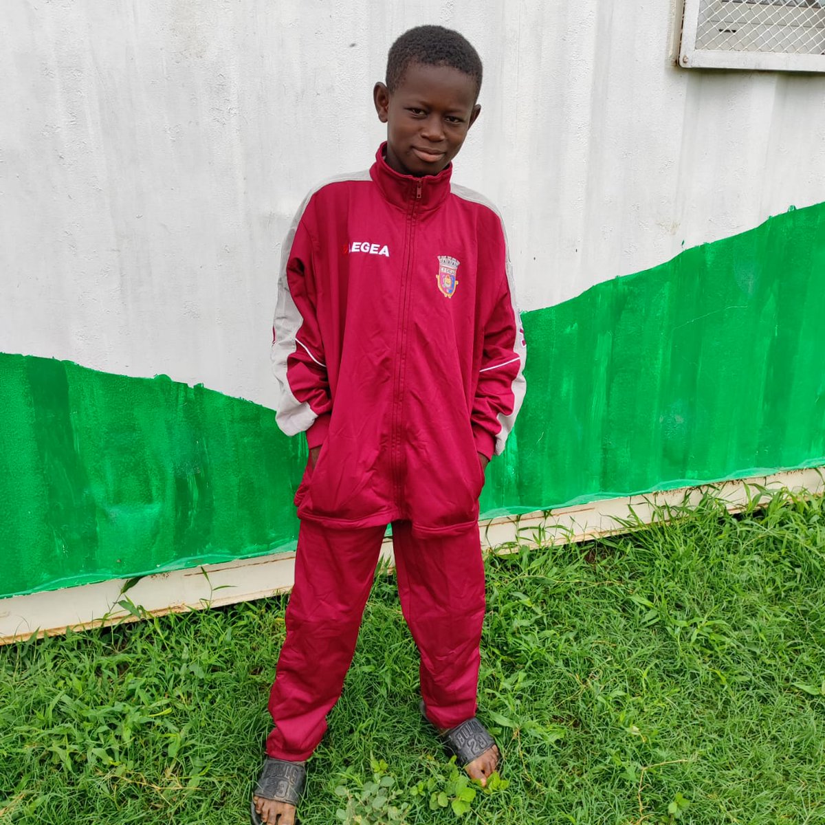 SBetsenAcademy's tweet photo. Opération relooking à la #SBAMali ! 😎
Pour féliciter nos enfants pour leurs bonnes notes cette année scolaire, de beaux survêtements leur ont été distribués. Merci aux donateurs pour générosité.
#Mali #Bamako #association #enfantsdéfavorisés #éducation #santé #rugby https://t.co/higWBCOIe9