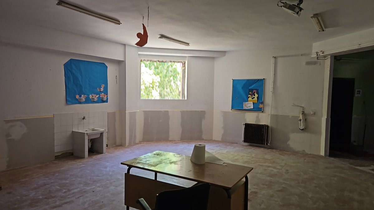 Noticias_Lope's tweet photo. ¡Mejorando espacios con fondos del centro! Sin ayuda institucional, arreglamos dos aulas de infantil en la primera planta, igual que las de la planta baja. Solo nos quedan dos clases y los baños de arriba. ¡Seguimos avanzando con entusiasmo! #Progreso #Educación https://t.co/tQ1in8fgvC
