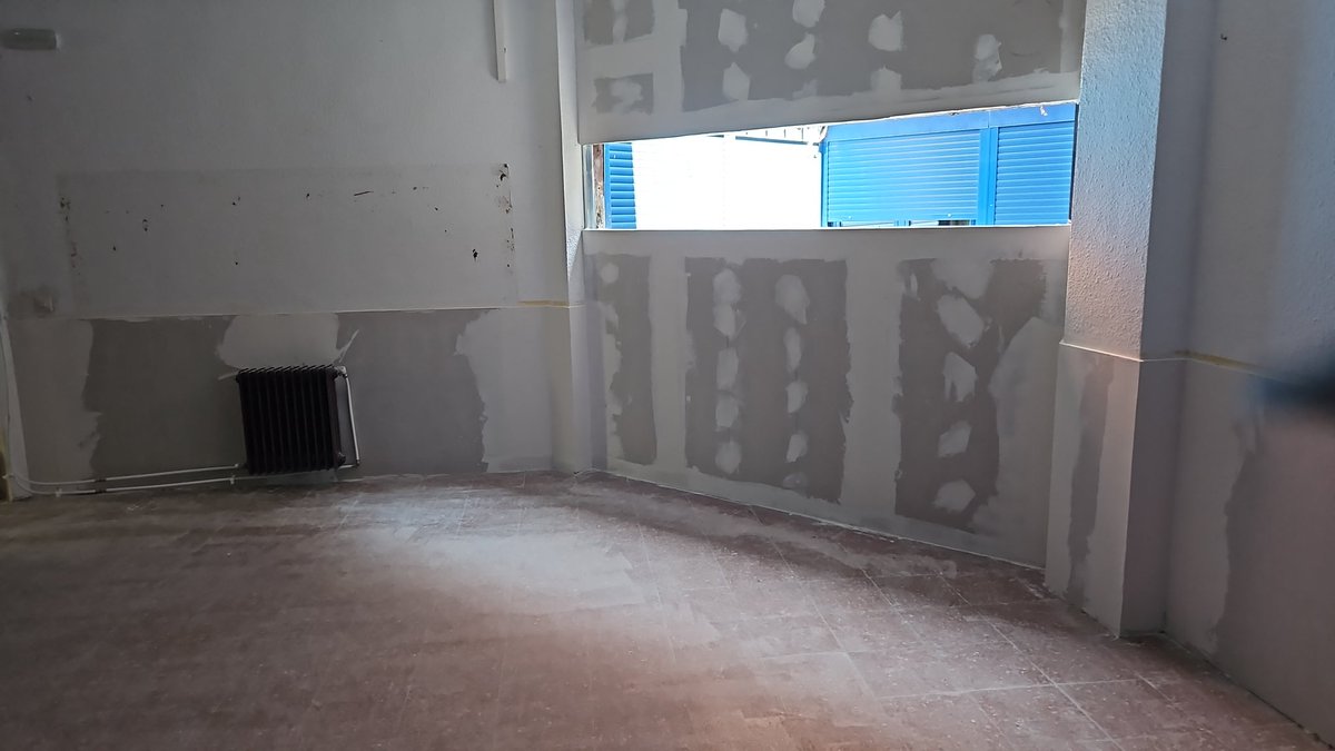 Noticias_Lope's tweet photo. ¡Mejorando espacios con fondos del centro! Sin ayuda institucional, arreglamos dos aulas de infantil en la primera planta, igual que las de la planta baja. Solo nos quedan dos clases y los baños de arriba. ¡Seguimos avanzando con entusiasmo! #Progreso #Educación https://t.co/tQ1in8fgvC