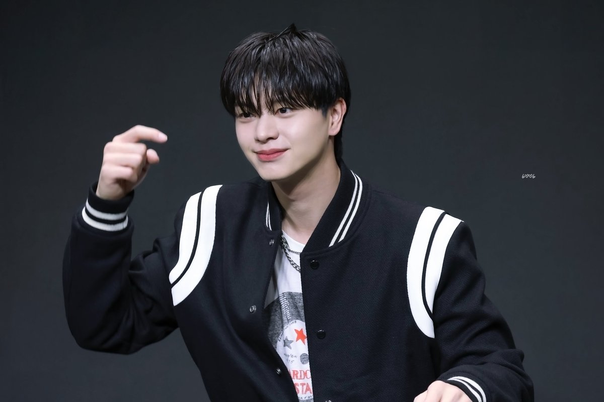6OOK6's tweet photo. 240510 에버라인 대면 #육성재💗 

뎨냥이 그루밍🐈‍⬛🤍

#육성재를육성해 #육성재를육성하라 #YOOKSUNGJAE @BTOB_6SJ https://t.co/ICVwoRfBZC