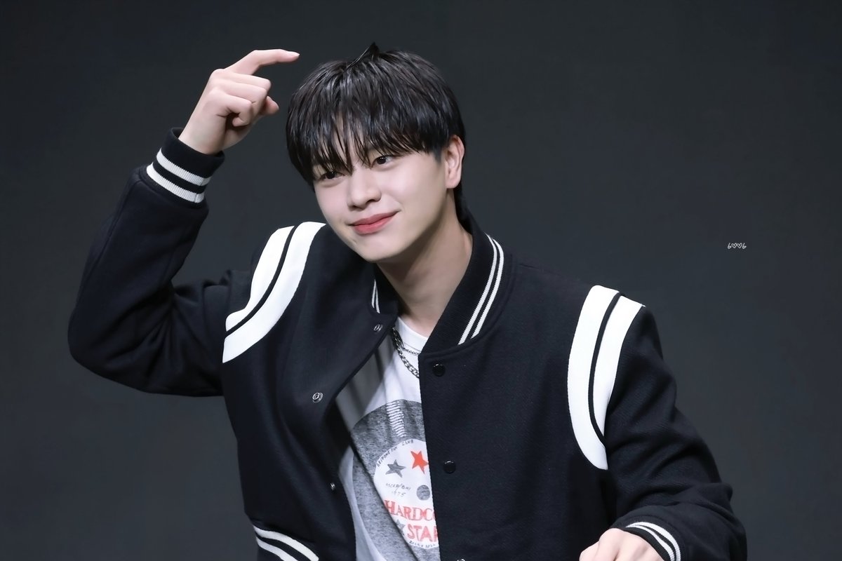 6OOK6's tweet photo. 240510 에버라인 대면 #육성재💗 

뎨냥이 그루밍🐈‍⬛🤍

#육성재를육성해 #육성재를육성하라 #YOOKSUNGJAE @BTOB_6SJ https://t.co/ICVwoRfBZC